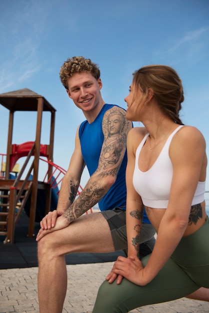 Foto grátis casal tendo uma sessão de treino juntos ao ar livre