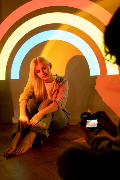 Casal tirando fotos à luz do projetor de filme