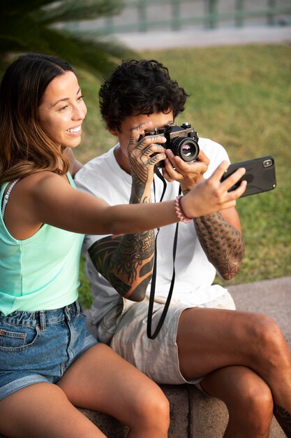 Casal tirando uma selfie durante uma viagem no verão