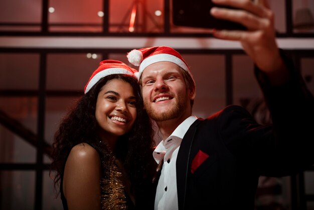 Foto grátis casal tirando uma selfie na festa de ano novo