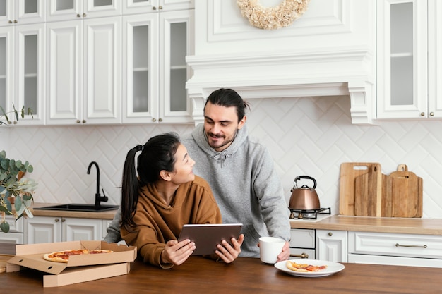 Casal tomando café da manhã na cozinha