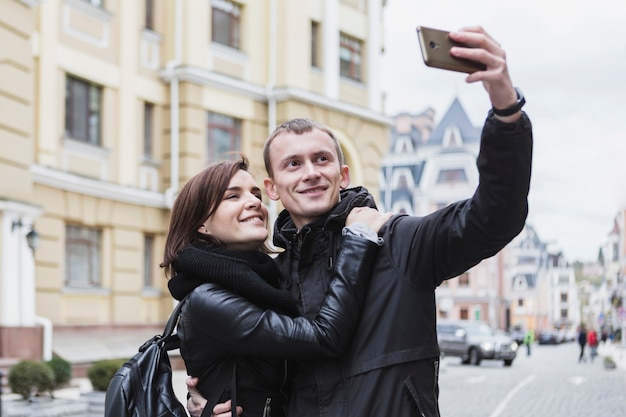 Foto grátis casal tomando selfie na cidade velha