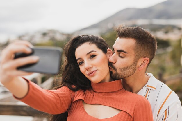 Casal tomando selfie