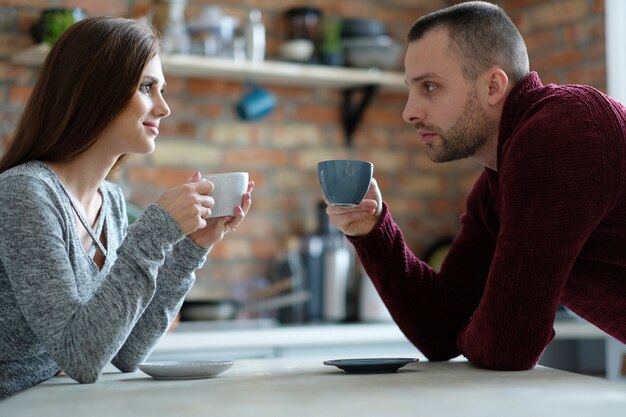 casal tomando um café