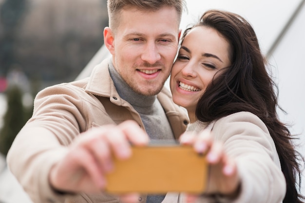 Foto grátis casal tomando uma selfie