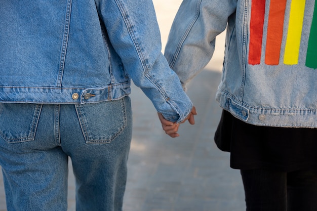 Foto grátis casal trans passando tempo de qualidade juntos