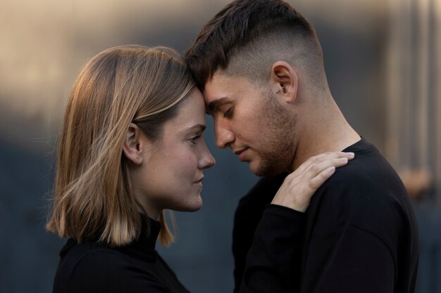 Casal trans passando tempo de qualidade juntos