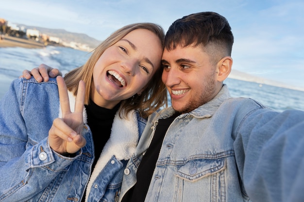 Casal trans passando tempo de qualidade juntos