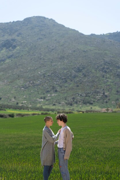 Casal trans passando tempo juntos na natureza