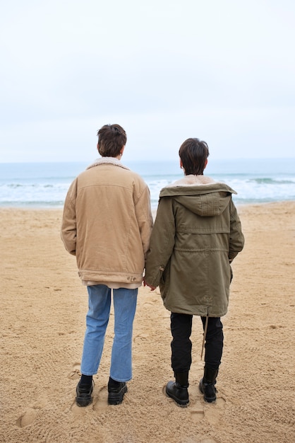 Foto grátis casal trans passando tempo juntos