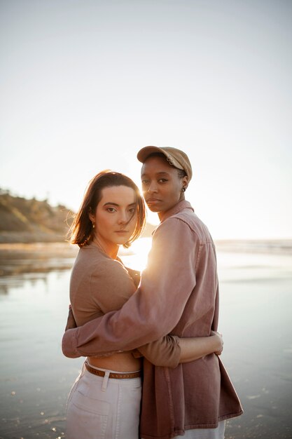 Casal trans sendo carinhoso e abraçado na praia