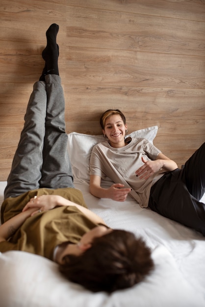 Casal trans vai dormir junto