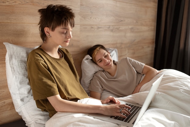 Casal trans vai dormir junto