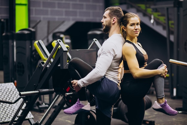 Casal treinando juntos na academia