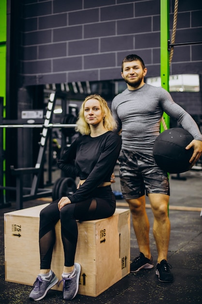 Casal treinando juntos na academia