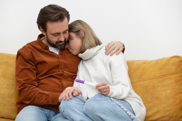Casal triste de tiro médio no sofá