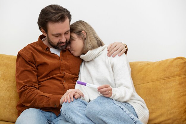 Casal triste de tiro médio no sofá