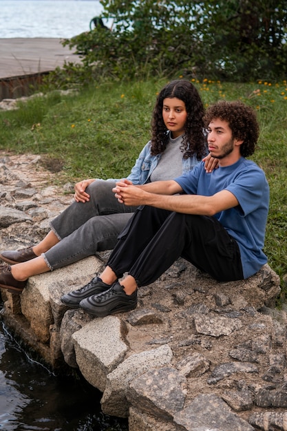 Casal triste sentado ao ar livre