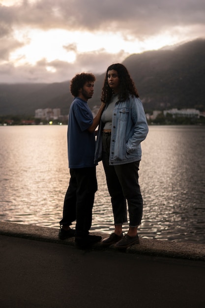 Foto grátis casal triste sentado ao ar livre