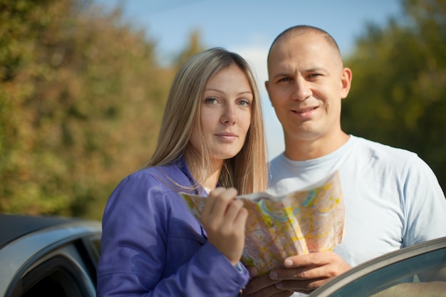 Casal turista olhando para o mapa