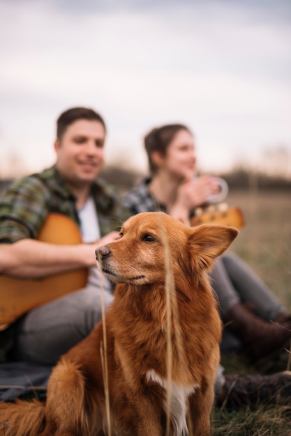 Casal turva com cachorro fofo