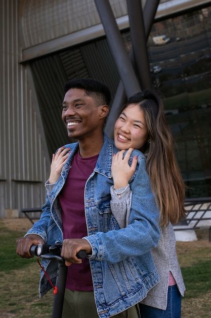 Casal usando scooter elétrico para transporte