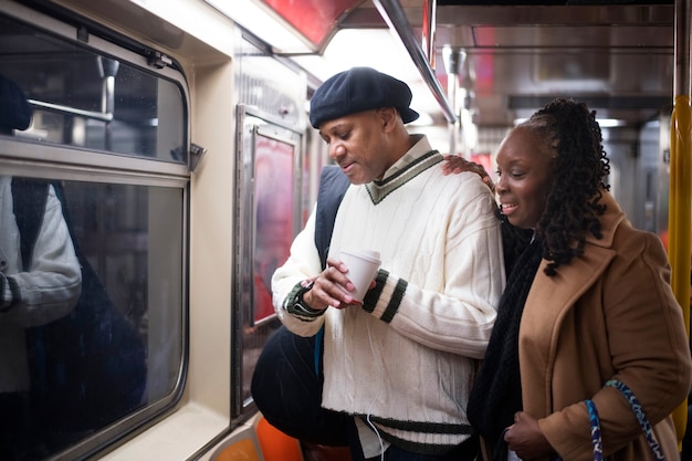 Casal usando tecnologia enquanto viaja na cidade