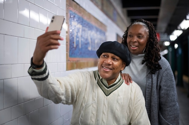 Foto grátis casal usando tecnologia enquanto viaja na cidade