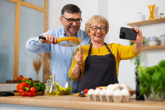 Foto grátis casal velho de tiro médio na cozinha