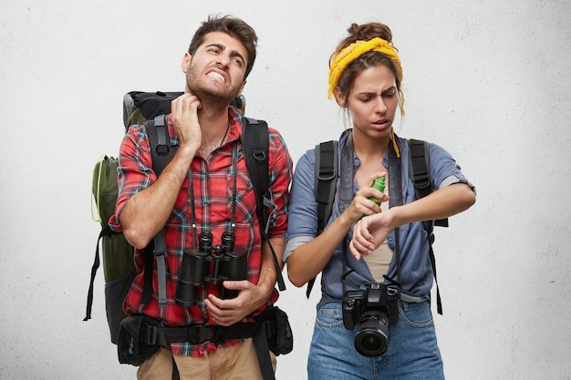 Casal vestido casualmente posando