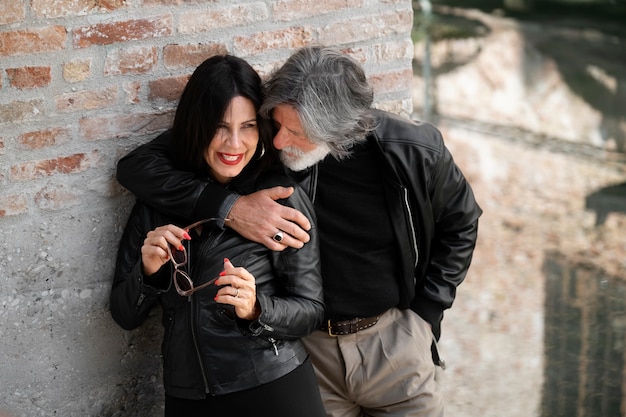 Foto grátis casal vestindo roupas de couro sintético