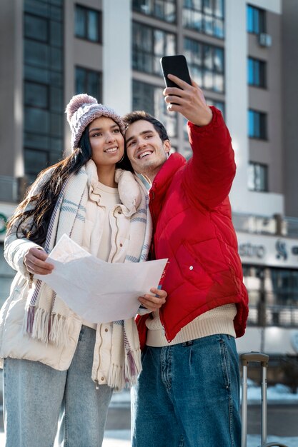 Casal viajando com passaportes de vacinação