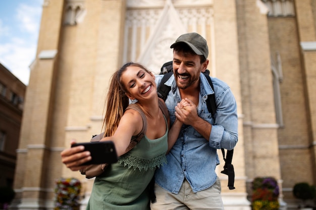 Casal viajando e tirando selfie juntos na cidade