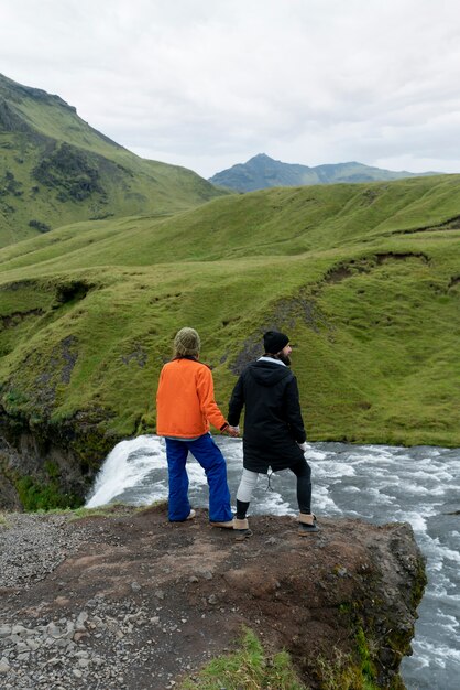 Casal viajando juntos no campo