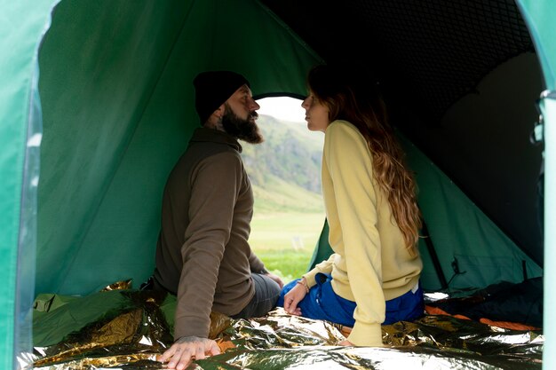 Casal viajando juntos no campo