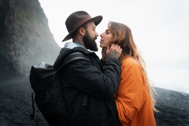 Casal viajando juntos no campo