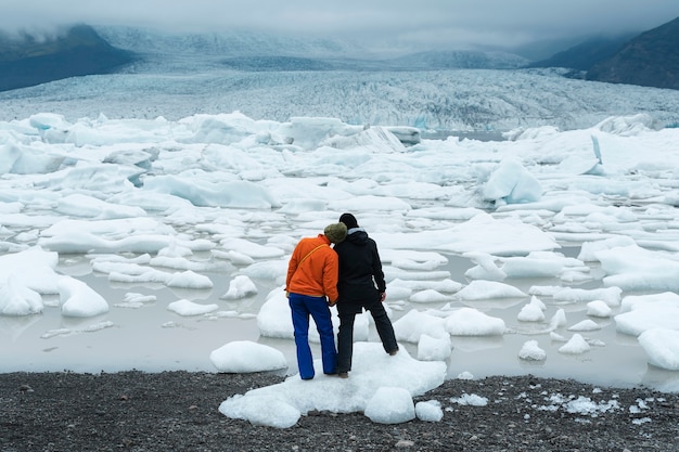 Foto grátis casal viajando juntos no campo