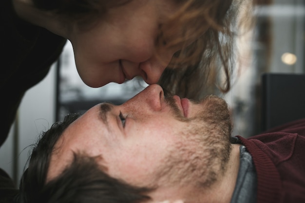 Casal vintage. menina beija o namorado de cima