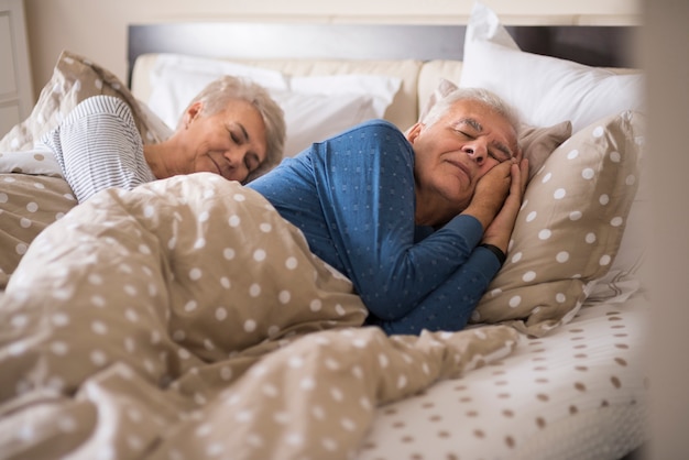 Casamento de idosos na cama confortável