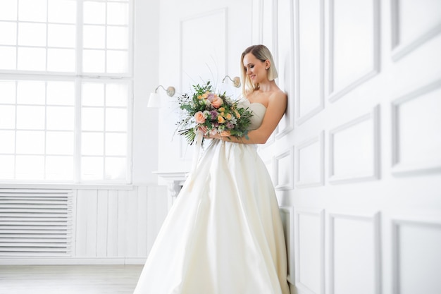 Casamento. noiva linda em um vestido de noiva