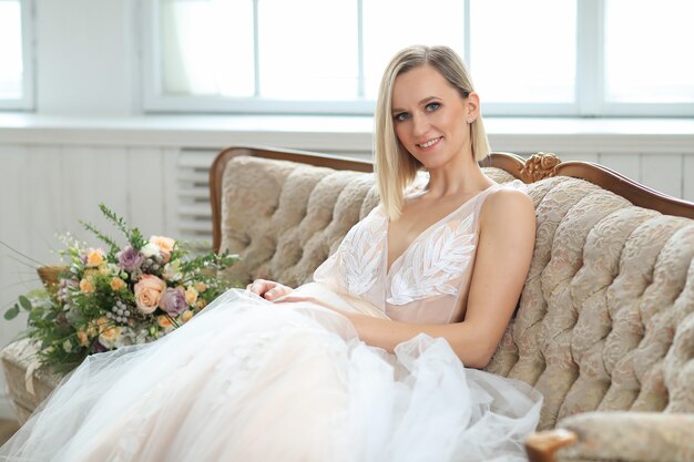 Casamento. Noiva linda em um vestido de noiva