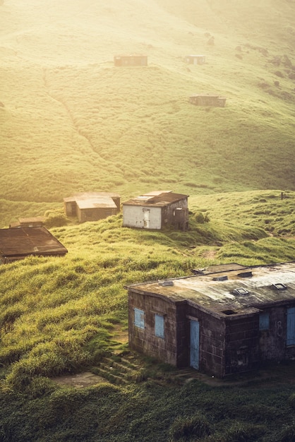 Foto grátis casas de aldeia em uma colina verde