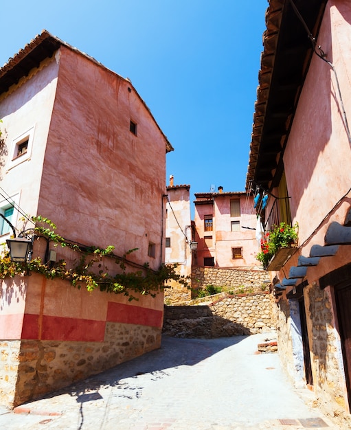 Casas residenciais na rua comum da cidade espanhola