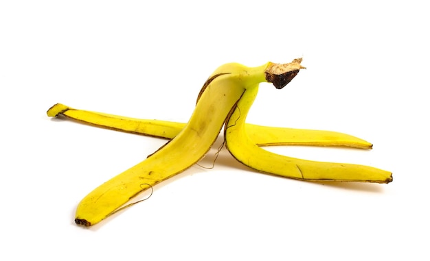 Casca de banana isolada no fundo branco. casca de frutas, resíduos orgânicos para compostagem e fertilizantes.