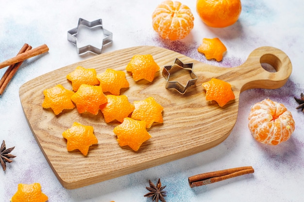 Casca de tangerina em forma de estrela para decoração.