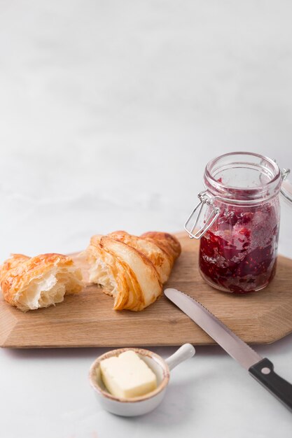 Foto grátis caseiro floresta geléia de frutas e croissant