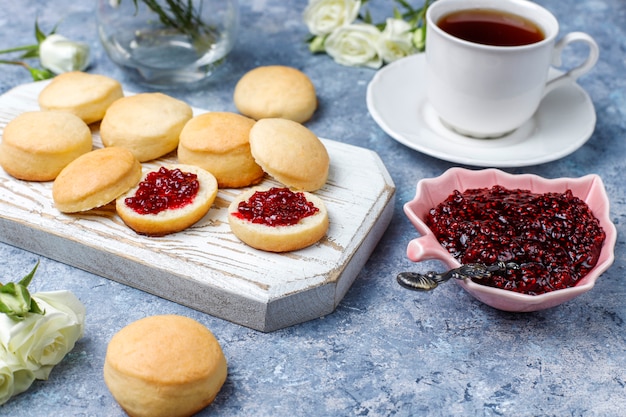 Caseiros deliciosos biscoitos servindo com geléia de framboesa, vista superior