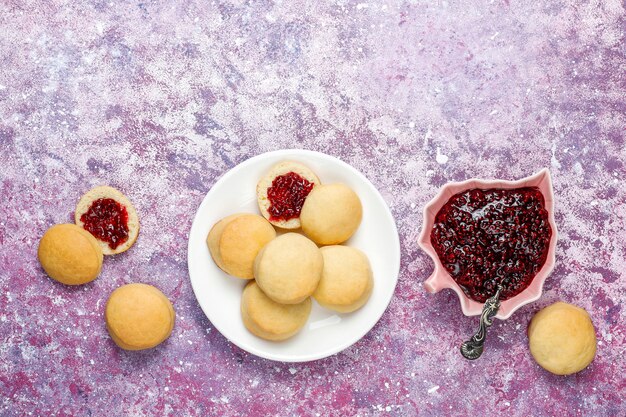 Caseiros deliciosos biscoitos servindo com geléia de framboesa, vista superior