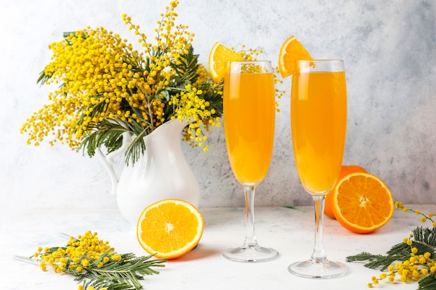 Foto grátis caseiros refrescantes coquetéis de mimosa laranja com champaigne