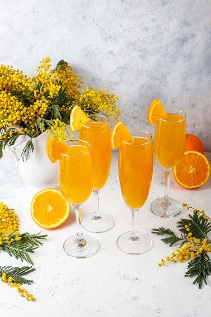 Caseiros refrescantes coquetéis de mimosa laranja com Champaigne